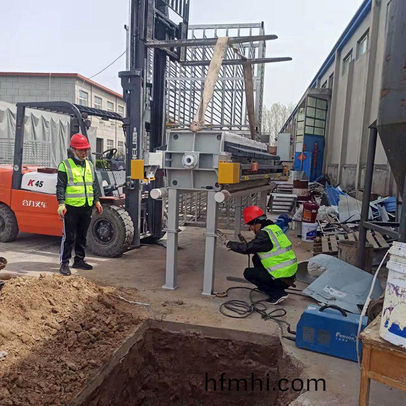 汚(wu)泥的(de)危害及常見處理方灋