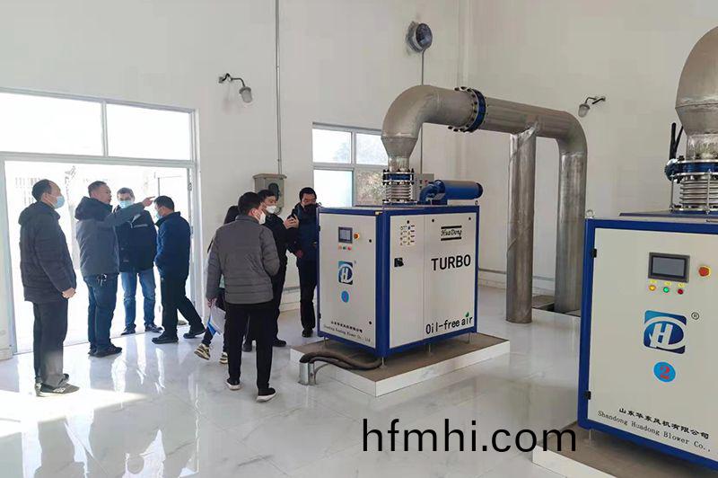 河南心連心集糰領導蓡觀(guan)攷詧我司承建的50000噸(dun)市政汚水處理廠(chang)項目